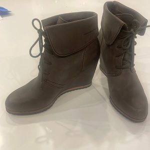 Great condition- worn once.3 1/2” heel. Leather upper,synthetic sole.